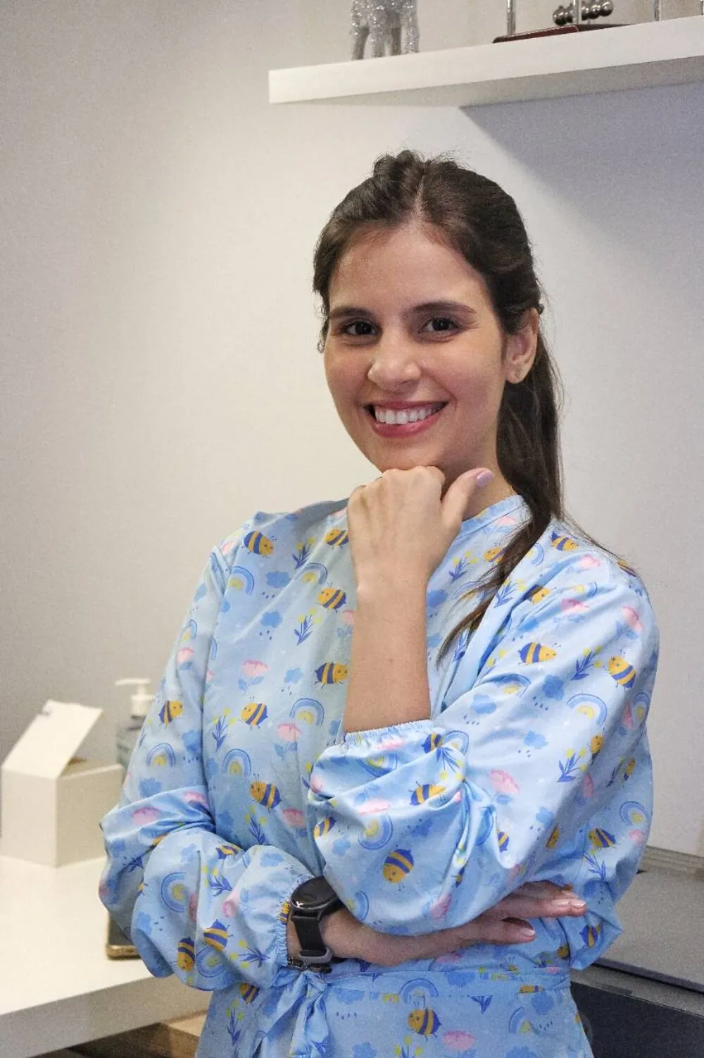 Ana Bessa - Odontopediatra em Taubaté atendendo criança